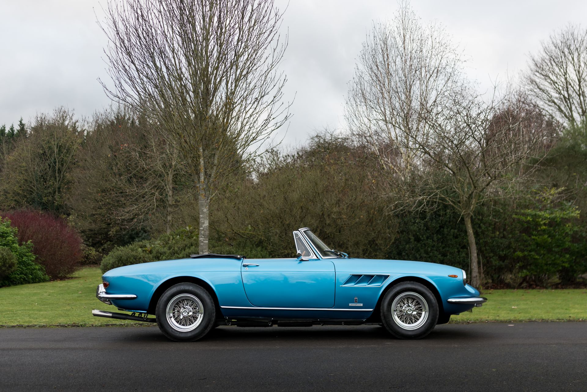 A beautiful 330 GTS on the drive at GTO House